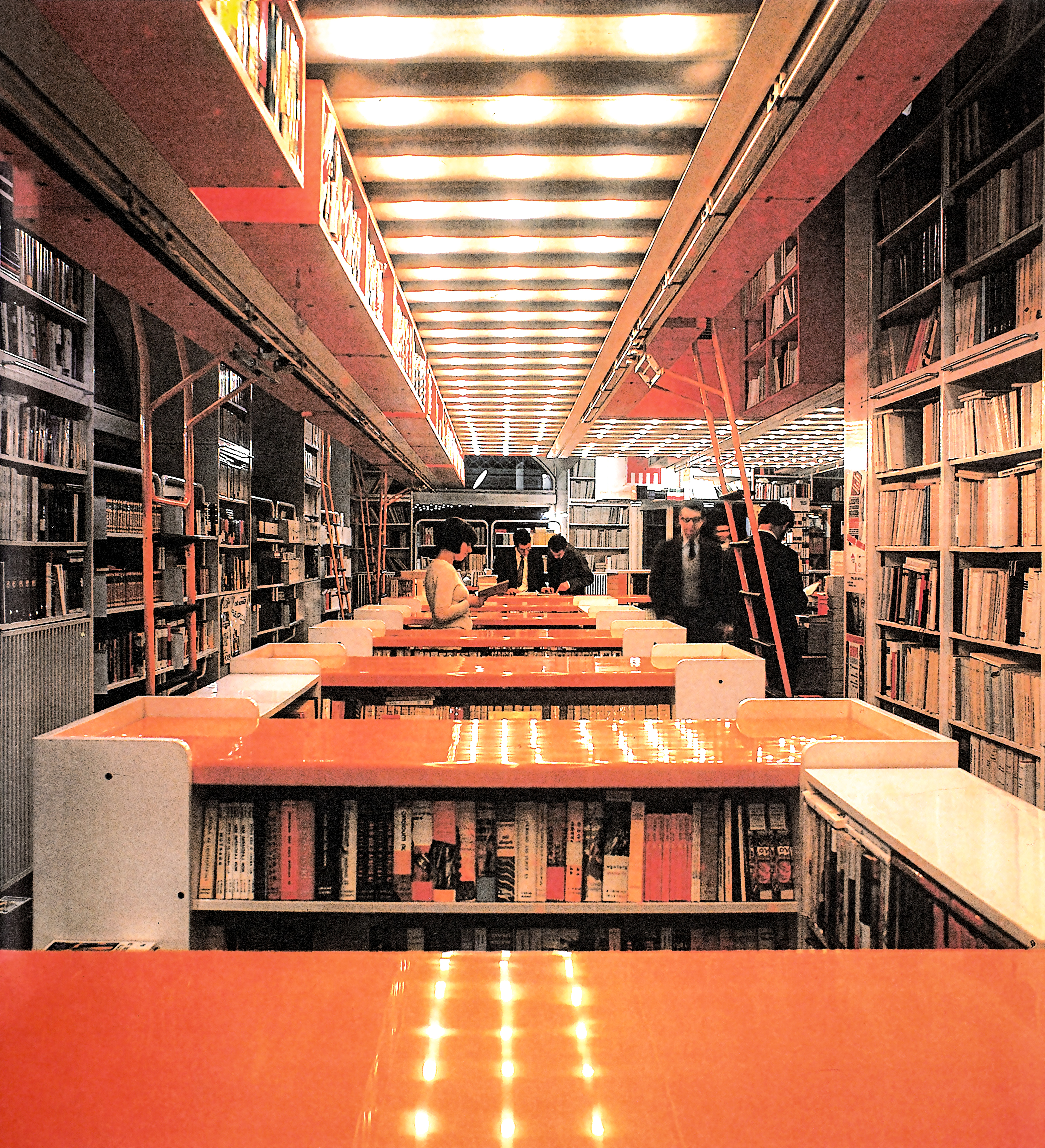 Foto dell'interno della libreria disegnata dall'architetto Italo Lupi negli Anni '60