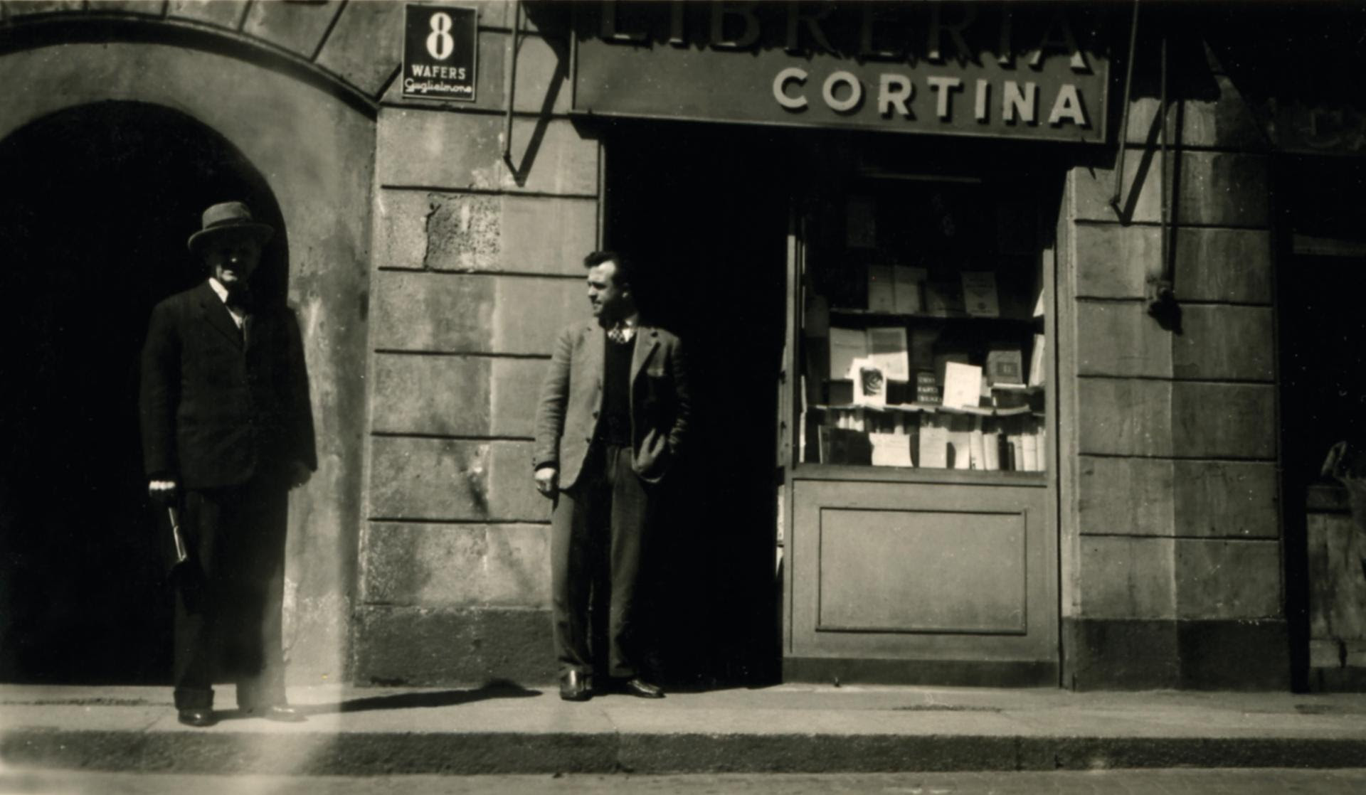 La Libreria Cortina in una foto in bianco e nero degli Anni '50