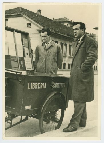 Aldo Cortina con il carretto per la vendita dei libri