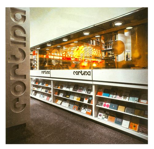 L'ingresso della libreria Cortina disegnata dall'architetto Italo Lupi