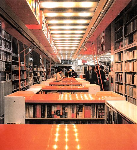 Gli interni della nuova libreria disegnata dall'architetto Italo Lupi
